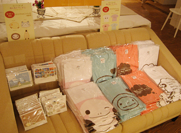 ほんわかフェスタオリジナルのTシャツとピンバッチ